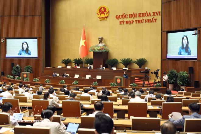 Minister of Culture, Sports and Tourism Lam Thi Phuong Thanh delivers remarks clarifying issues raised by National Assembly deputies. (Photo: VNA)