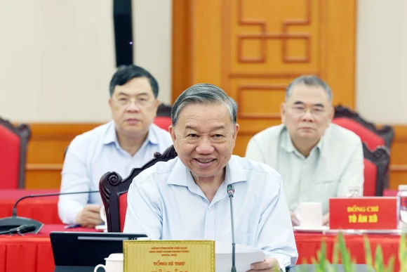 Party General Secretary To Lam speaks during the Politburo's meeting with the Standing Board of the Central Public Security Party Committee. (Photo: VNA)
