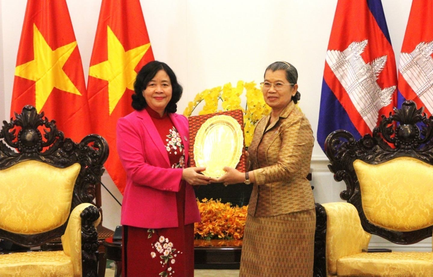 Bui Thi Minh Hoai (L), Politburo member, Secretary of the Communist Party of Vietnam (CPV) Central Committee and President of the Vietnam Fatherland Front (VFF) Central Committee, presents a souvenir to Men Sam An, Vice President of the Cambodian People's Party (CPP) and President of the National Council of the Solidarity Front for the Development of Cambodia Motherland (SFDCM), in Phnom Penh on February 6. (Photo: VNA)