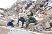 Vietnamese rescuers search for victims still trapped after the double earthquakes in the Playa Grande area, La Guaira state, Venezuela. (Photo: VNA)
