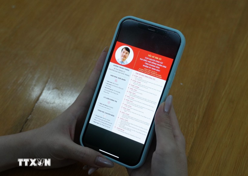 Information about candidates for the Khanh Hoa provincial People's Council for the 2026-2031 term is published on digital information channels, making it convenient for voters to explore. (Photo: VNA)