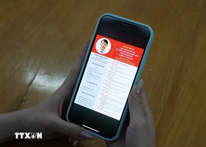 Information about candidates for the Khanh Hoa provincial People's Council for the 2026-2031 term is published on digital information channels, making it convenient for voters to explore. (Photo: VNA)
