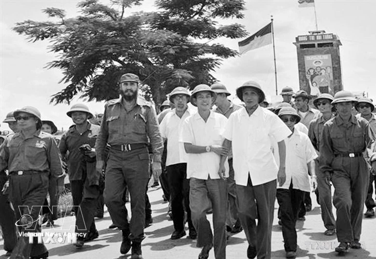 Cuban leader Fidel Castro and Vietnamese Prime Minister Pham Van Dong visit Dong Ha town in 1973 (File photo: VNA)
