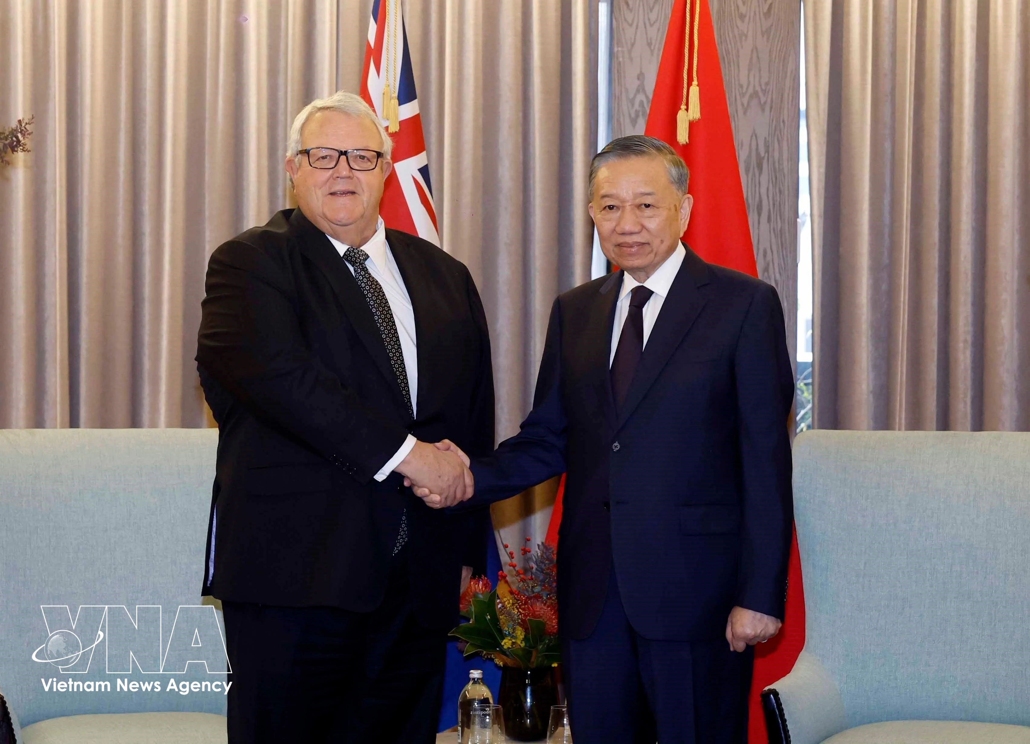 General Secretary of the Communist Party of Vietnam Central Committee and President of Vietnam To Lam (R) meets with Speaker of the New Zealand House of Representatives Gerry Brownlee in Auckland on August 13 (Photo: VNA)