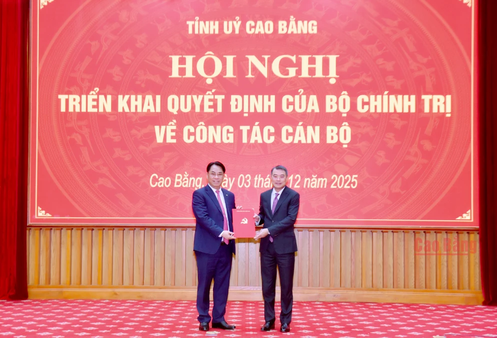 Head of the Party Central Committee’s Organisation Commission Le Minh Hung (R) presents the decision to Phan Thang An (Photo: VNA)