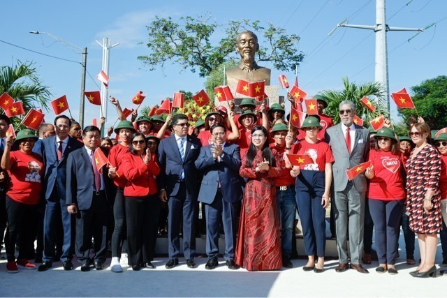 Prime Minister Pham Minh Chinh, his spouse, Vietnamese officials and Dominican friends at a memorial dedicated to President Ho Chi Minh in Santo Domingo, the Dominican Republic, on November 21, 2024. (Photo: VNA)