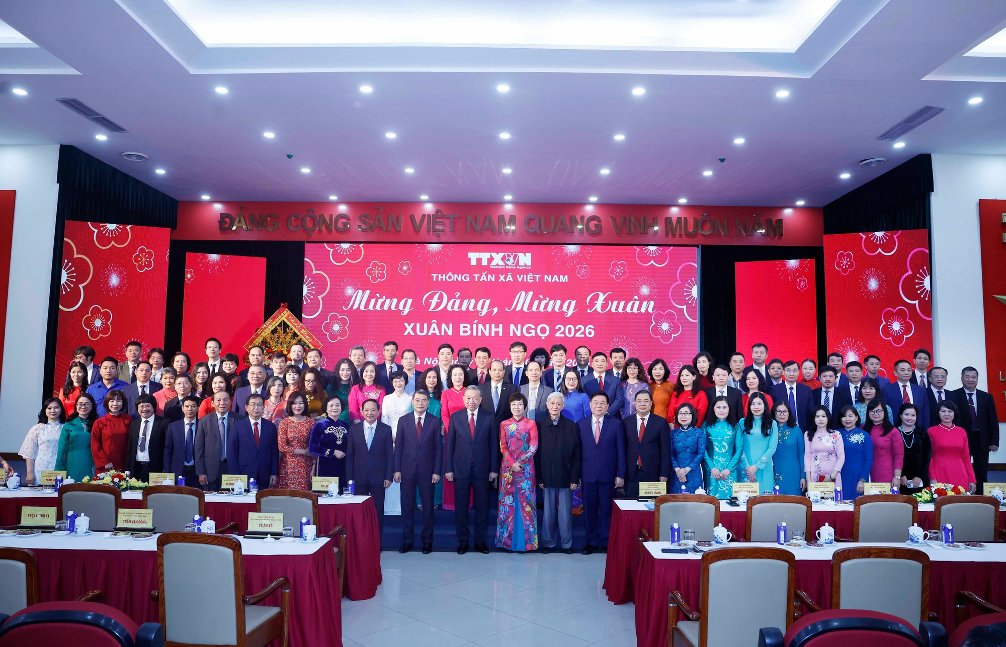 Party General Secretary To Lam and delegates pose for a group photo with officials, reporters, editors and staff of the Vietnam News Agency. (Photo: VNA)