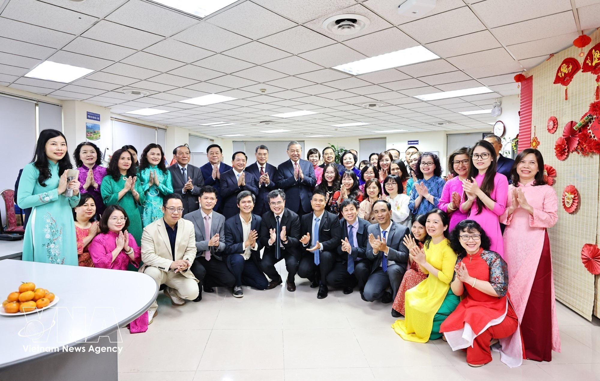 Party General Secretary To Lam extends New Year greetings to officials, reporters and editors of the VNA’s Domestic News Department. (Photo: VNA)