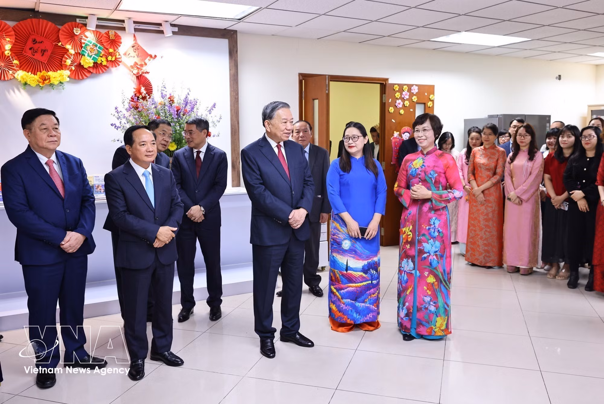 Party General Secretary To Lam extends New Year greetings to officials, reporters and editors of the VNA’s World News Department. (Photo: VNA)