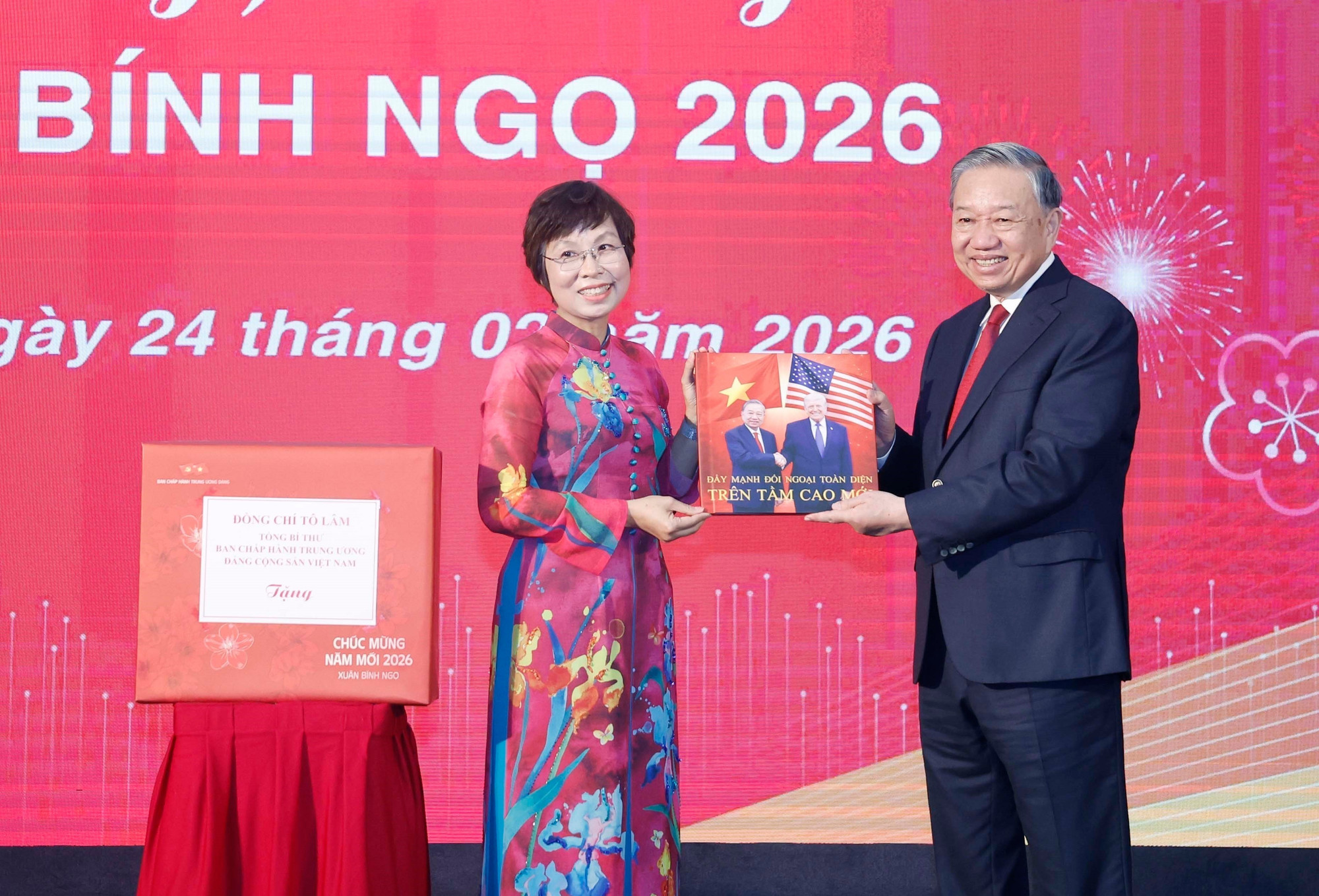 VNA General Director Vu Viet Trang presents Party General Secretary To Lam with a photo book produced by reporters of the VNA’s Photo News Department. (Photo: VNA)