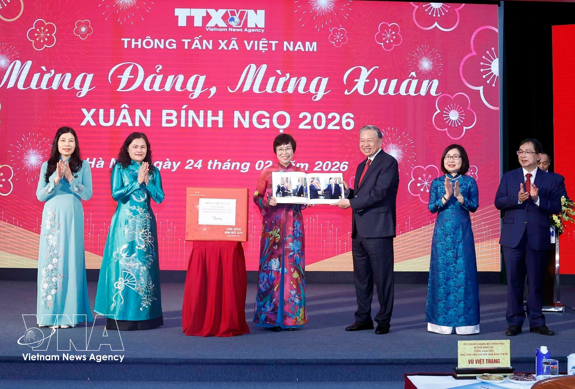 VNA General Director Vu Viet Trang presents Party General Secretary To Lam with a photo book produced by reporters of the VNA’s Photo News Department. (Photo: VNA)