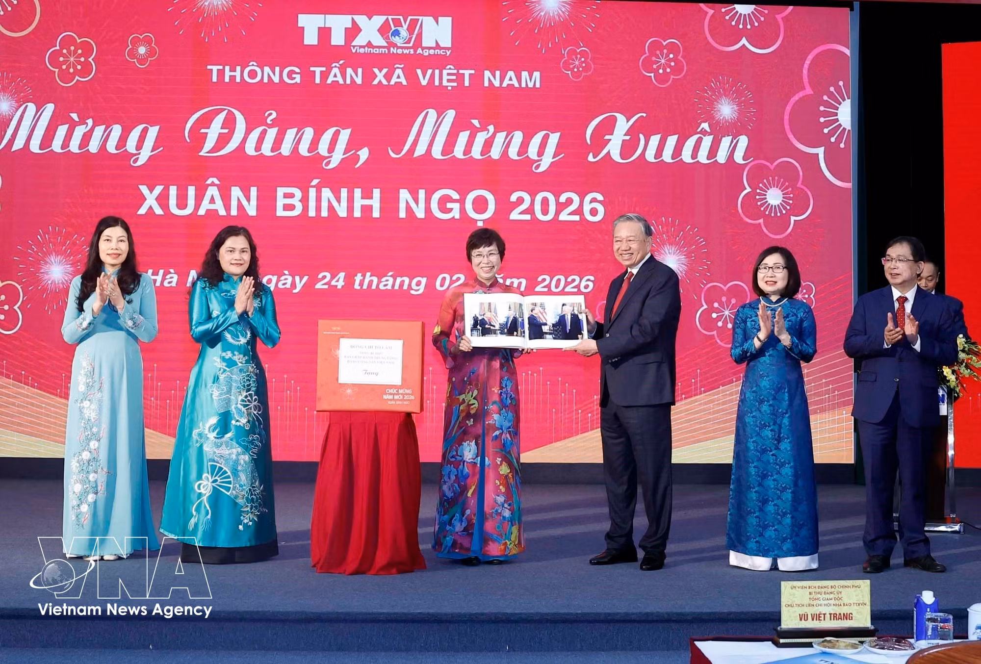 VNA General Director Vu Viet Trang presents Party General Secretary To Lam with a photo book produced by reporters of the VNA’s Photo News Department. (Photo: VNA)