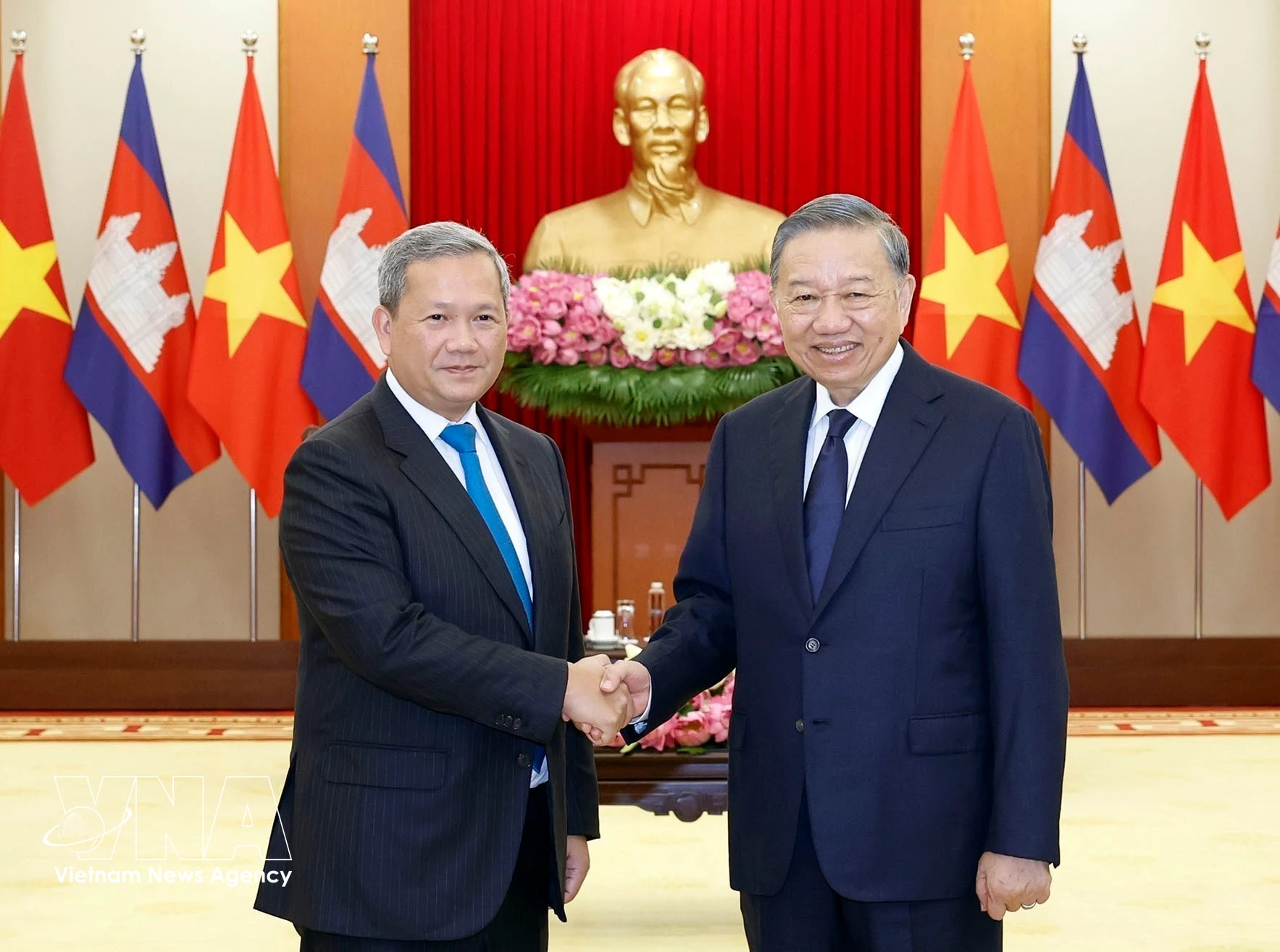 Party General Secretary and State President To Lam (R) receives Cambodian Prime Minister Hun Manet in Hanoi on June 9. (Photo: VNA)