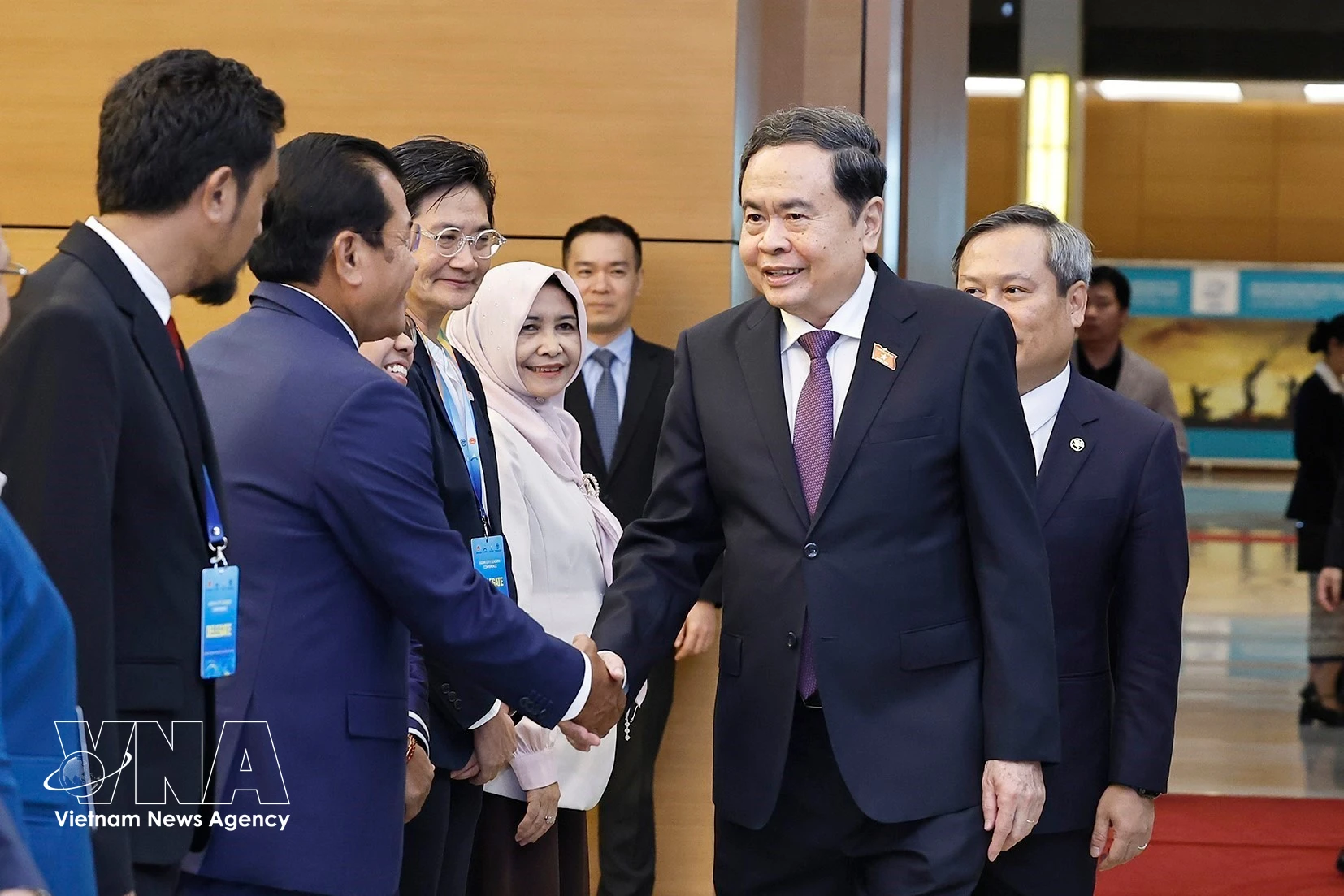 Chairman of the Vietnamese National Assembly Tran Thanh Man welcomes ASEAN cities' leaders in Hanoi on June 9. (Photo: VNA)