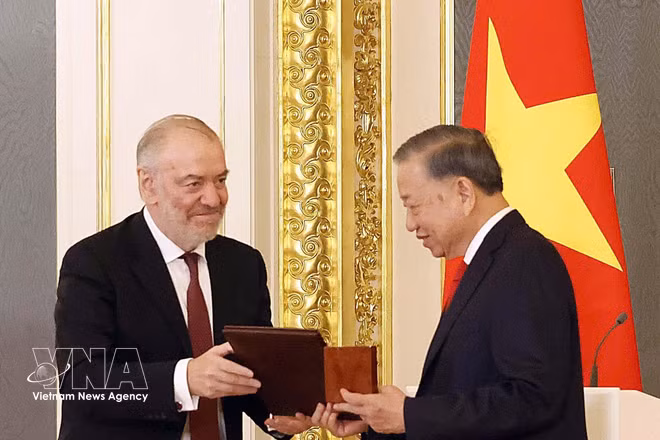 Chair of the Lev Tolstoy International Peace Prize Jury Council Valery Gergiev presents the 2026 award to General Secretary of the Communist Party of Vietnam Central Committee and President To Lam at the ceremony held at the Kremlin in Moscow on September 9, 2026. (Photo: VNA)