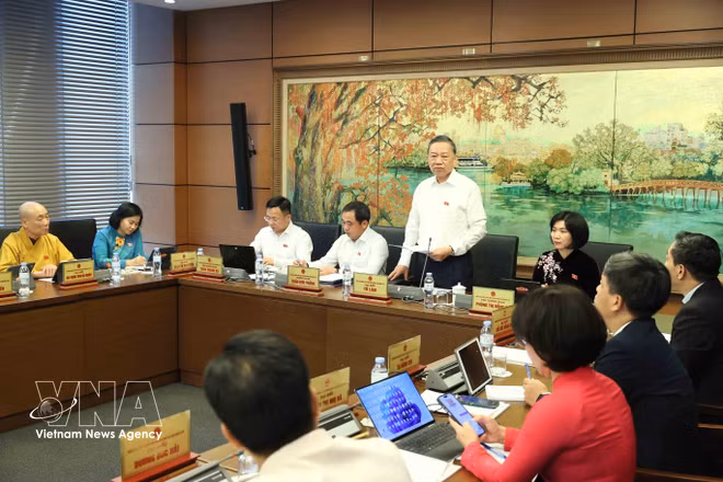 General Secretary and President To Lam speaks at the group discussion with the National Assembly deputies’ delegation of Hanoi on October 17, 2026. (Photo: VNA)
