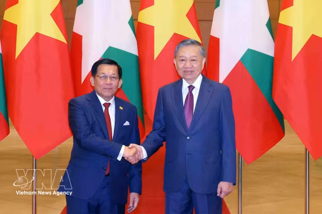 General Secretary of the Communist Party of Vietnam Central Committee and President To Lam (right) and Myanmar President Min Aung Hlaing at their talks in Hanoi on September 5, 2026 (Photo: VNA)