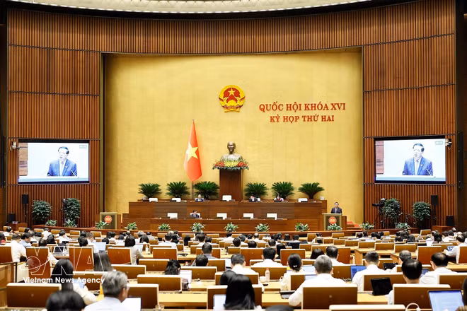 Minister of Construction Tran Hong Minh speaks at a plenary discussion of the 16th NA’s second session on October 30, 2026. (Photo: VNA)