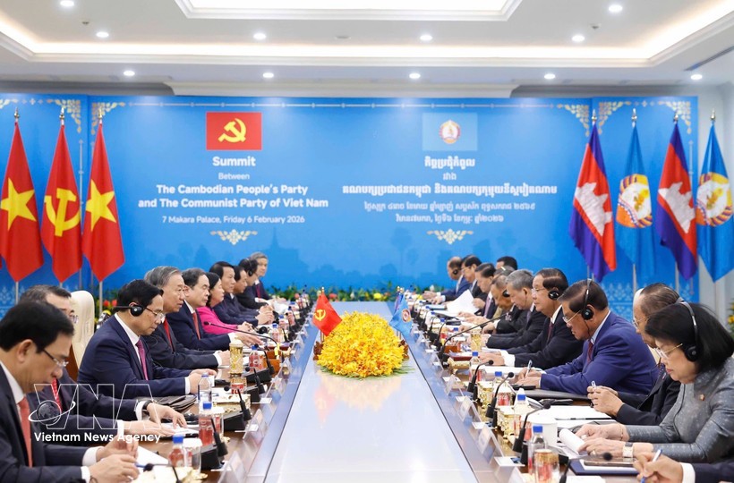 General Secretary of the Communist Party of Vietnam (CPV) Central Committee To Lam and President of the Cambodian People’s Party (CPP) Hun Sen co-chair the talks between the two Parties in Phnom Penh on February 6. (Photo: VNA)
