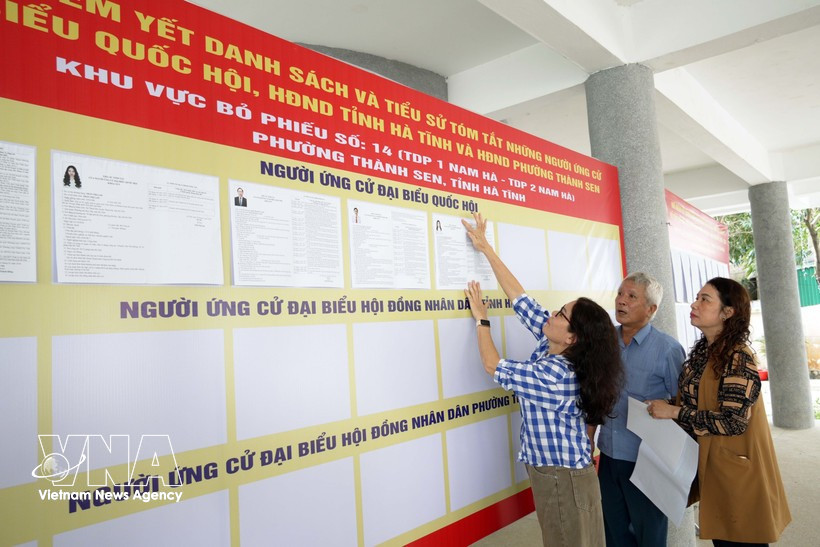 Lists of candidates in the deputies to the 16th National Assembly and People’s Councils at all levels are publicised at Polling Station No. 14 in Thanh Sen ward, Ha Tinh province. (Photo: VNA)