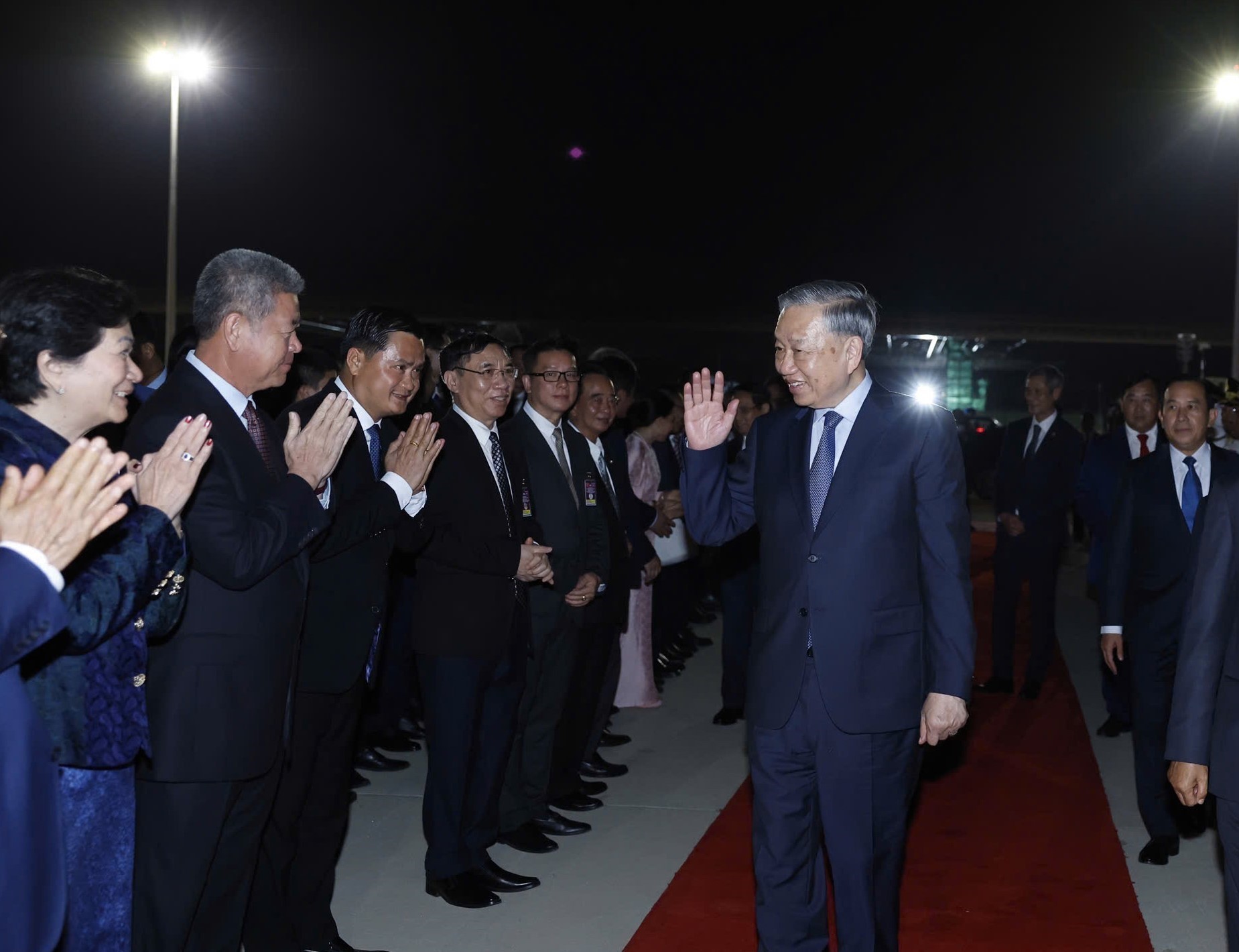 Party General Secretary To Lam bids farewell to Cambodian officials at Techo International Airport on February 6 evening. (Photo: VNA)