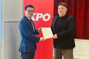 Vietnamese Ambassador to Austria Vu Le Thai Hoang (L) delivers a letter of appreciation from the CPV Central Committee for the congratulatory message sent on the occasion of the CPV’s 14th National Congress to Leader of the Communist Party of Austria (KPÖ) Günther Hopfgartner. (Photo published by VNA)