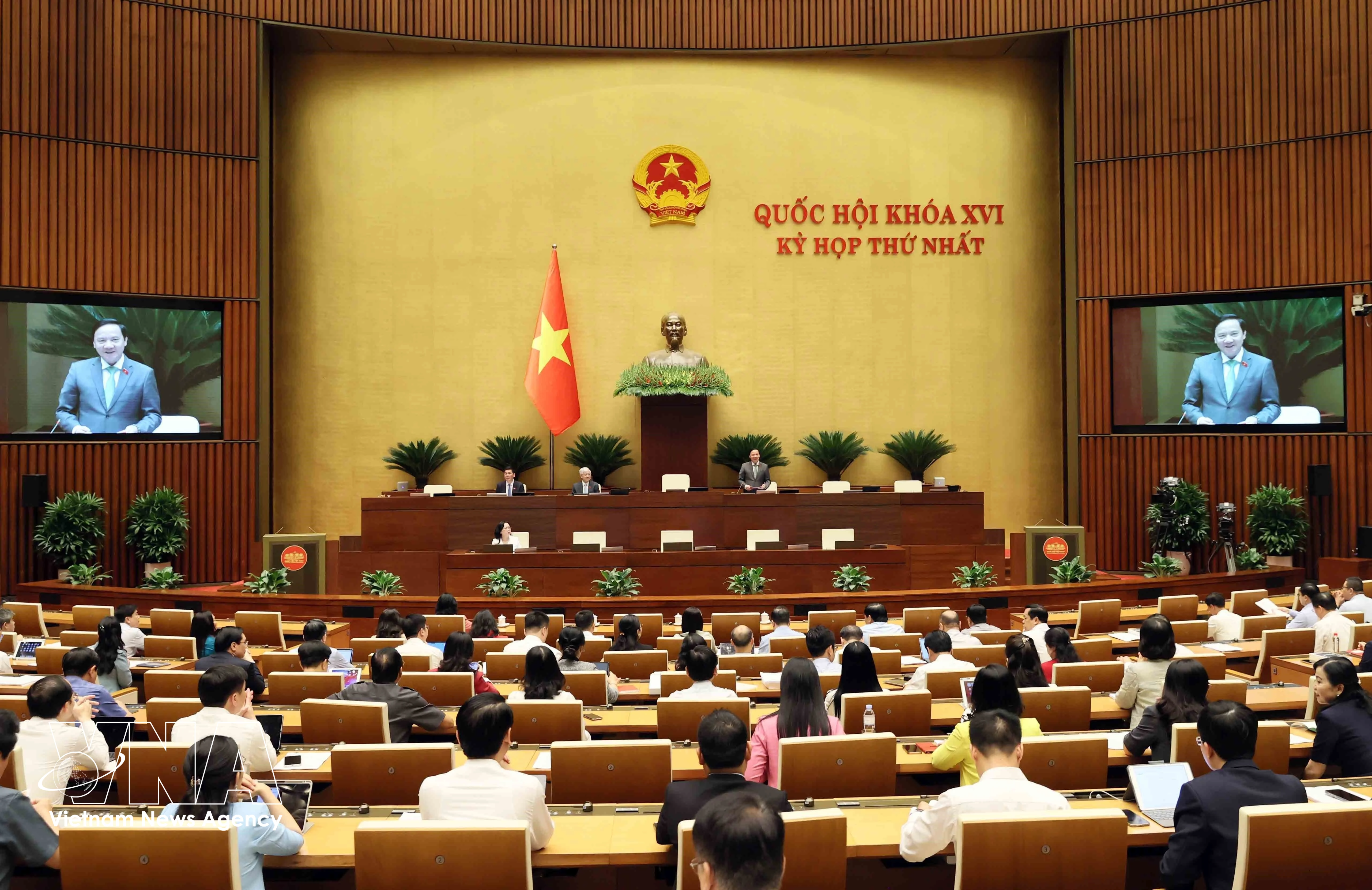NA Vice Chairman Nguyen Khac Dinh speaks at the 16th National Assembly (NA)’s first session on April 20. (Photo: VNA)