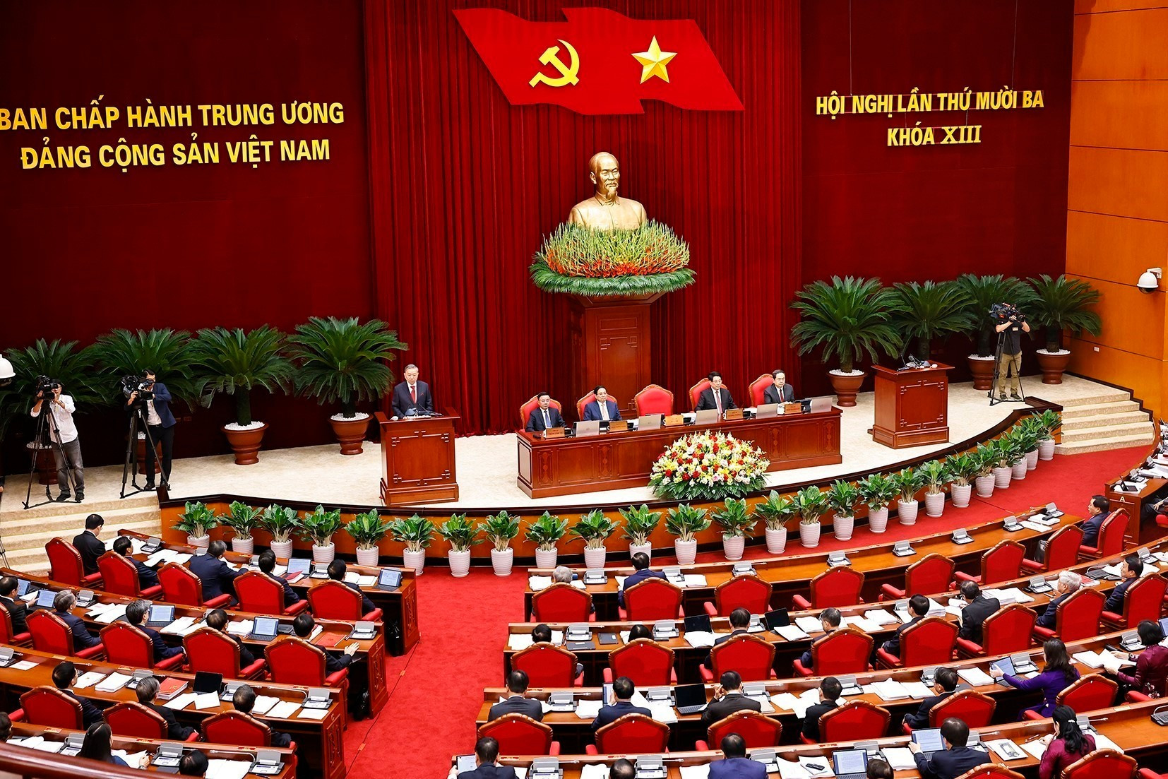 At the 13th Party Central Committee's 13th meeting. (Photo: VNA) vna-potal-khai-mac-hoi-nghi-lan-thu-muoi-ba-ban-chap-hanh-trung-uong-dang-khoa-xiii-8319358-1.jpg