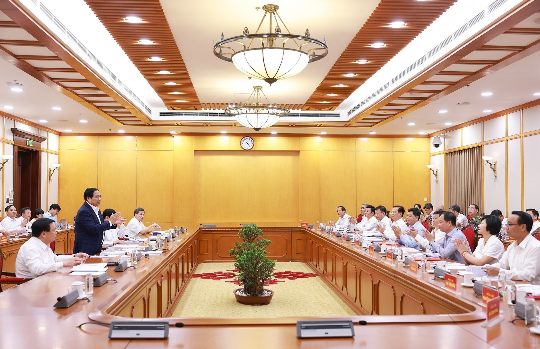 At the working session on September 3 (Photo: VNA) vna-potal-thu-tuong-chu-tri-lam-viec-voi-ban-thuong-vu-cac-tinh-uy-an-giang-va-lam-dong-8254334.jpg