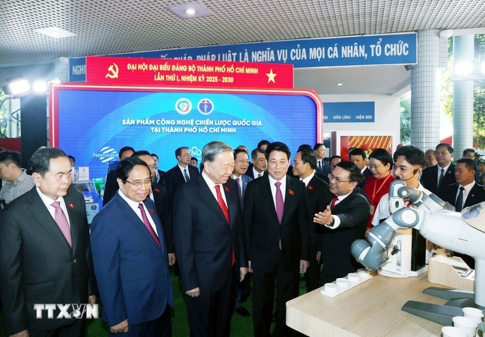Party General Secretary To Lam, together with incumbent and former Party and State leaders, visits the exhibition held as part of the congress. (Photo: VNA) tong-bi-thu-to-lam-du-dai-hoi-dai-bieu-dang-bo-thanh-pho-ho-chi-minh-14-5.jpg