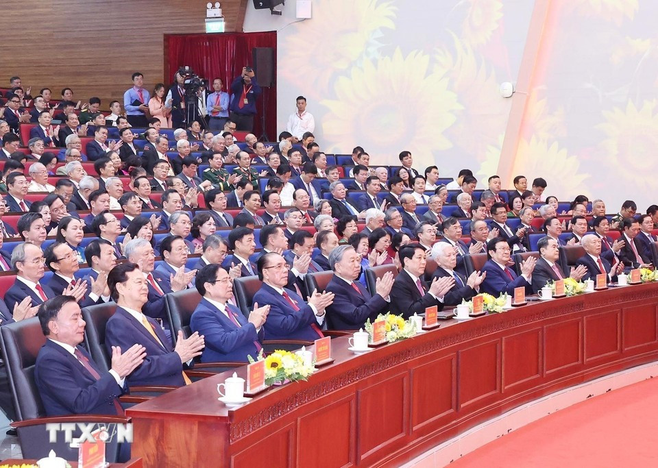 Party General Secretary To Lam, along with incumbent and former Party and State leaders, attends the congress. (Photo: VNA) tong-bi-thu-to-lam-du-dai-hoi-dai-bieu-dang-bo-thanh-pho-ho-chi-minh-14-2.jpg