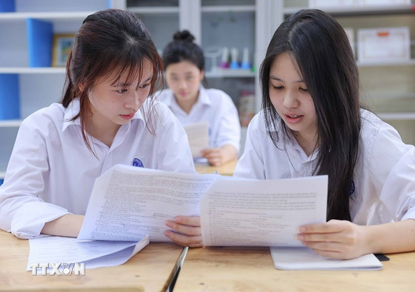 Resolution No.71 sets targets of building a modern, equal, and quality education system. (Photo: VNA) tuyen-sinh-lop-10.jpg