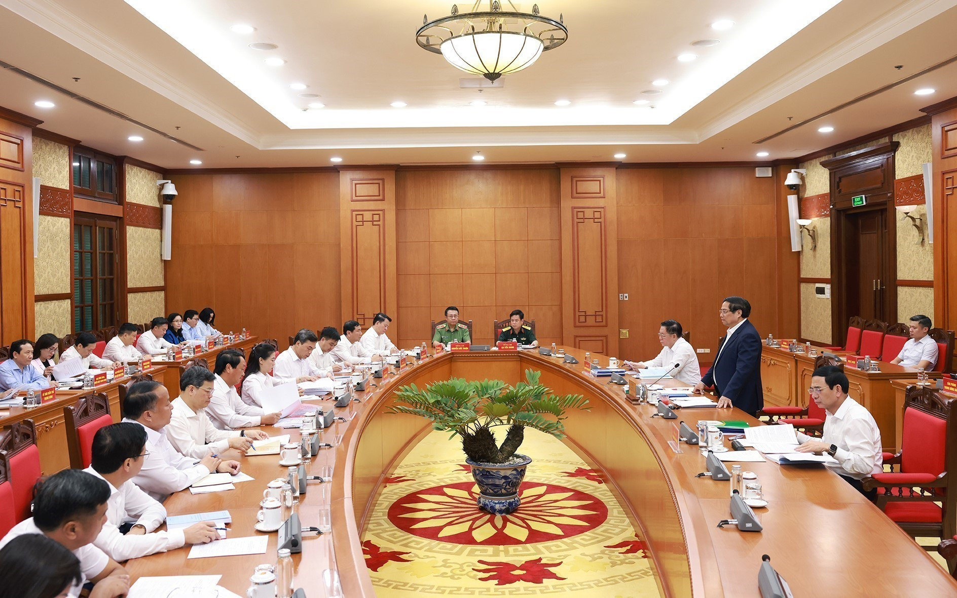 At the working session with the Standing Board of the Party Committee of Tuyen Quang province (Photo: VNA) vna-potal-thu-tuong-chu-tri-lam-viec-voi-ban-thuong-vu-cac-tinh-uy-tay-ninh-va-tuyen-quang-8265383.jpg
