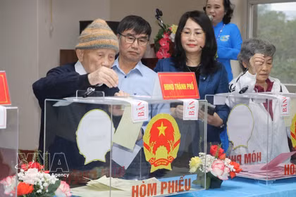 Nguyen Trong Khien, aged 100, casts his ballot at Polling Station No. 16, Residential Area No. 40, Yen Hoa ward, Hanoi, on March 15, 2026. (Photo: VNA)