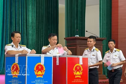The atmosphere during voting for deputies to the 16th National Assembly and People’s Councils for the 2026–2031 term at Polling Station No. 20, Brigade 957, Naval Region 4, in Khanh Hoa. (Photo: VNA)