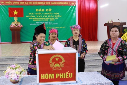 Voters in Nam Sao 2 village, Pa Tan commune of Lai Chau cast their ballots on March 15. (Photo: VNA)