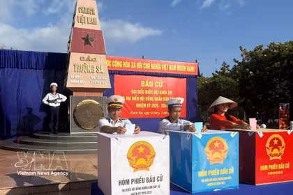 Truong Sa voters cast ballots in the election on March 15. (Photo: VNA)