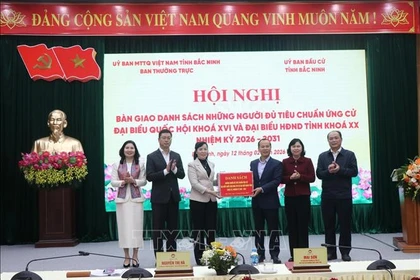 The standing board of the Vietnam Fatherland Front (VFF) committee of Bac Ninh hands over the list of individuals meeting the criteria to run as candidates for the 16th National Assembly and the provincial People’s Council for the 2026–2031 term to the provincial Election Committee. (Photo: VNA)