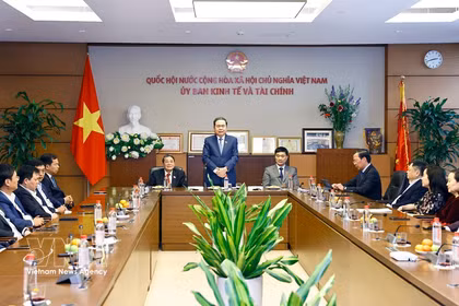 National Assembly Chairman Tran Thanh Man (centre) addresses at the working session with the NA Committee for Economic and Financial Affairs on February 23. (Photo: VNA)