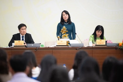 Pham Thi Hong Yen, a full-time member of the NA’s Committee for Economic and Financial Affairs, speaks at the press briefing on April 3. (Photo: daibieunhandan.vn)
