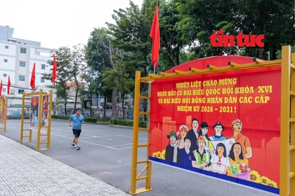 Banners and slogans promoting the election are displayed in residential areas and public spaces in Thong Tay Hoi ward, Ho Chi Minh City to inform local residents. (Photo: VNA)
