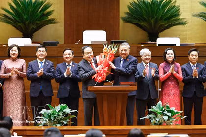 Party General Secretary To Lam (fourth from right), on behalf of deputies of the 16th National Assembly, presents flowers to congratulate Chairman of the 16th NA Tran Thanh Man on April 6. (Photo: VNA)