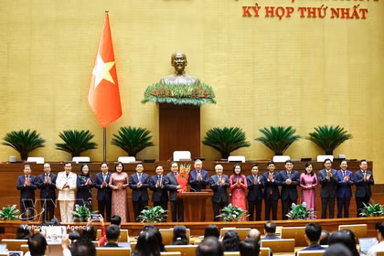 Party General Secretary To Lam, on behalf of deputies of the 16th National Assembly, presents flowers in congratulation to NA Chairman Tran Thanh Man, NA vice chairpersons, and NA Standing Committee members on April 6. (Photo: VNA)