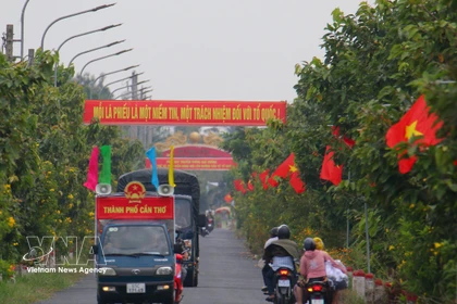 Mobile loudspeaker vehicles and banners used to promote the upcoming election in Vinh Vien commune, Can Tho city. (Photo: VNA)