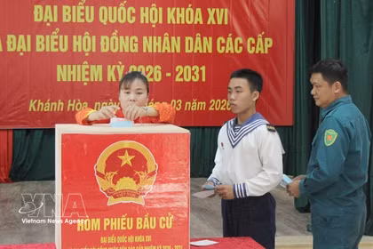 Voters in Truong Sa special zone cast their ballots to elect deputies to the 16th National Assembly and People’s Councils at all levels for the 2026–2031 term. (Photo: VNA)