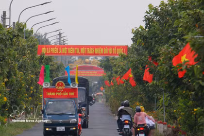 Mobile loudspeaker vehicles and banners used to promote the upcoming election in Vinh Vien commune, Can Tho city. (Photo: VNA)