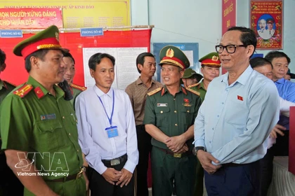 National Assembly Vice Chairman Tran Quang Phuong (right) inspects election preparations at Polling Station No. 1 in Kenh Dao hamlet, Dat Mui commune, Ca Mau province. (Photo: VNA)