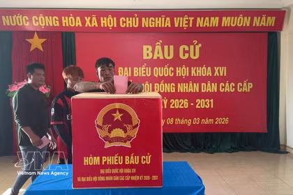 Fishermen cast their ballots at the Da Le polling station in Truong Sa special zone of Khanh Hoa province. (Photo: VNA) 