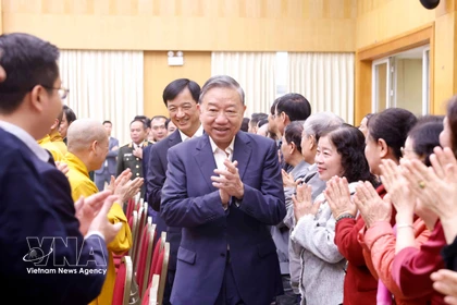 General Secretary of the Communist Party of Vietnam Central Committee To Lam (C) attends the meeting with Hanoi voters. (Photo: VNA)