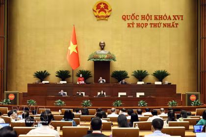 An overview of a plenary discussion at the first session of the 16th National Assembly (Photo: VNA)